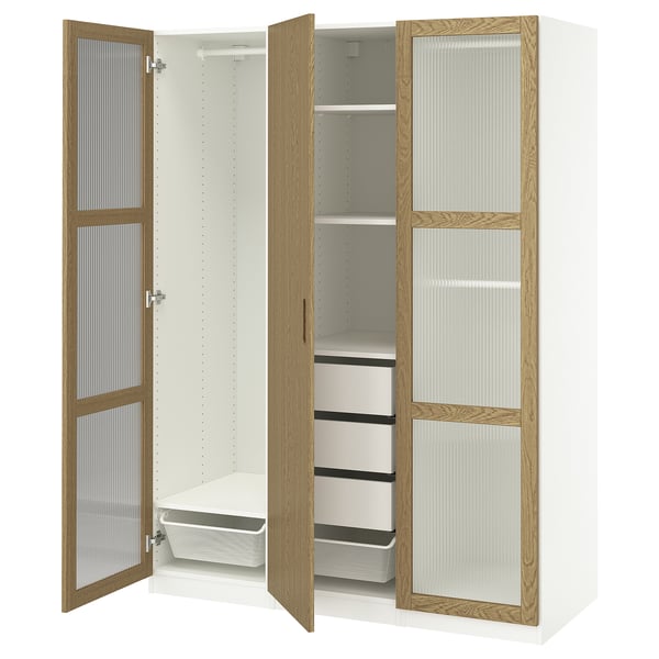 Hvid og træ ikea PAX garderobe med åbne døre, afslørede hylder og kurve.