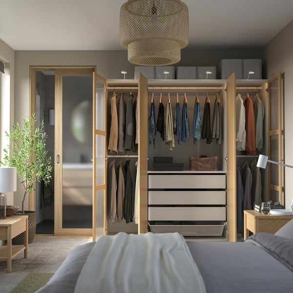 Moderne soveværelse med åben trægarderobe med tøj og justerbart interiør og integreret belysning.