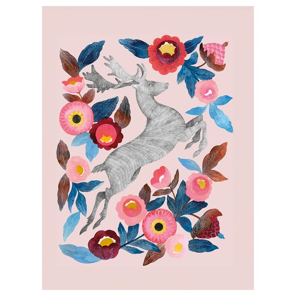 PJÄTTERYD dekorativ kunst. En grå hjort er omgivet af farverige blomster og blade på lyserødt lærred med dyb ramme.
