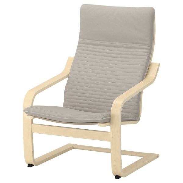 En ikea POÄNG lænestol med en beige knisa pude. Stolen er et let træstel, polstret sæde og ryglæn. Den har et moderne, minimalistisk design.