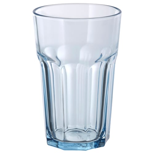 Klar blåtonet hærdet glasglas med et klassisk rillet design, der står alene.