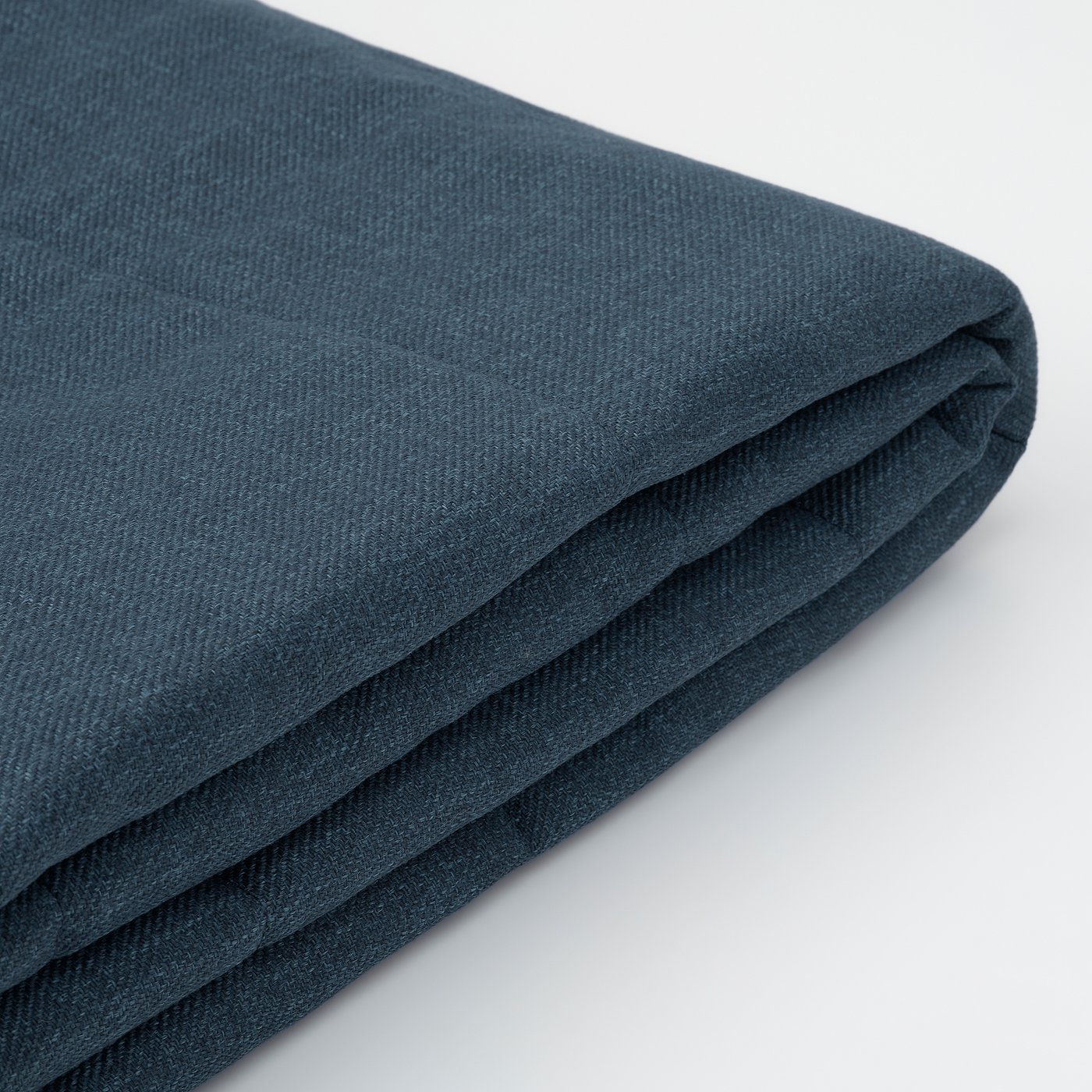 Foldet mørkeblåt genanvendt polyesterstof, der viser tekstur og kvalitet.