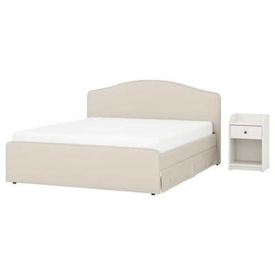 RAMNEFJÄLL beige sengesæt. Polstret seng med hvid madras, enkeltskuffe natbord. Moderne funktionelt design.