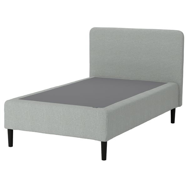 En grå RENFJÄLLET-seng med polstret sengegærde, betrukket med blødt stof, med slanke sorte træben.
