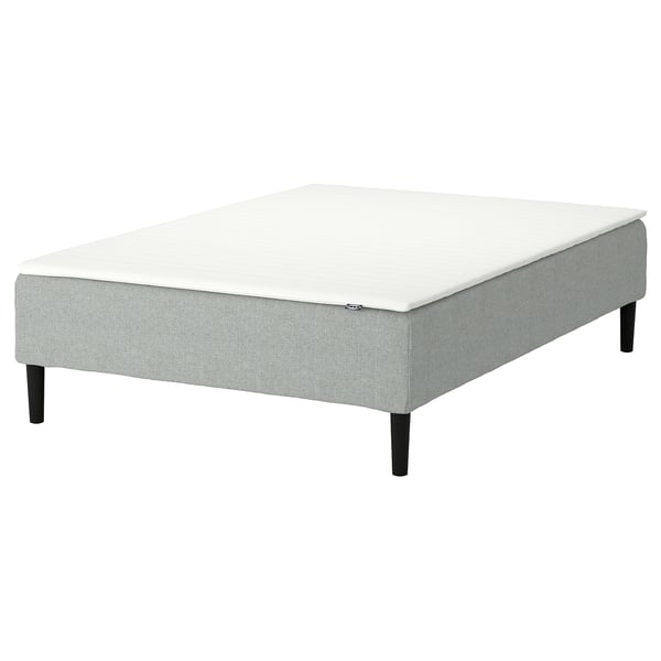 RENFJÄLLET-sengen har en lysegrå polstret bund med sorte ben, toppet med en hvid madras, hvilket giver et elegant og moderne design.