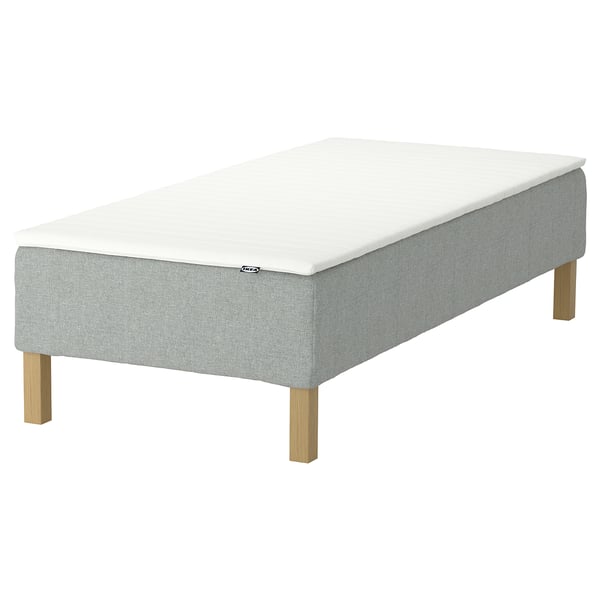 En IKEA RENFJÄLLET seng i grå med hvid madras. Den har træben og et minimalistisk design.