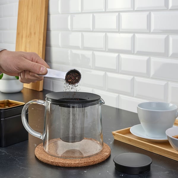 Håndhælder teblade i glas RIKLIG tekande med netinfusion på disken.