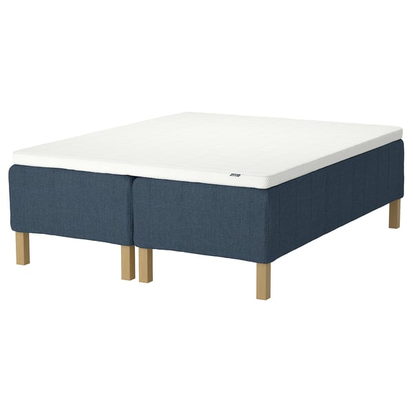 RISHÖJDEN seng: blå bund, hvid madras, træben, moderne design.