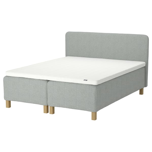 Moderne lysegrå seng med hvid madras, træben og polstret sengegærde. Komfortabelt og elegant design, der passer til ethvert soveværelse.