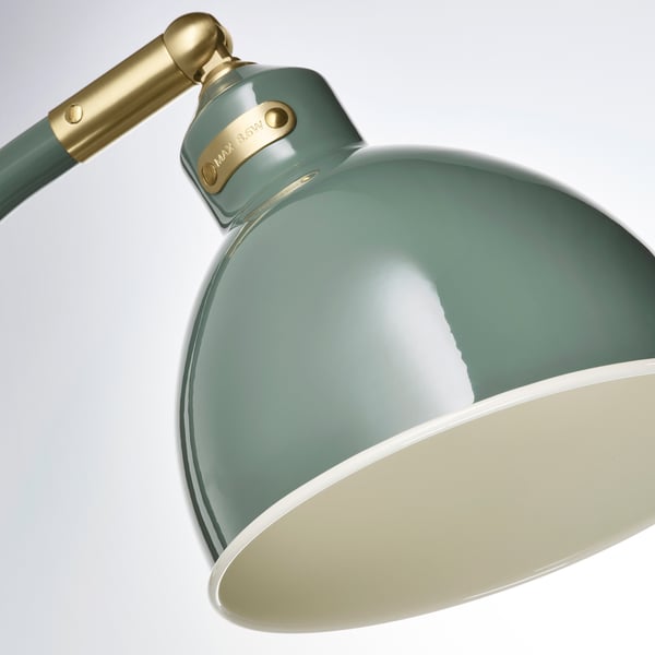 Skrivebordslampe med grøn skærm og justerbar arm.