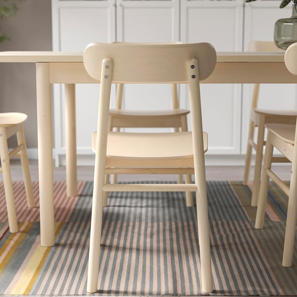 Spisebordsstol i træ, enkelt og robust design med synlige årer, behageligt sæde og ryg.