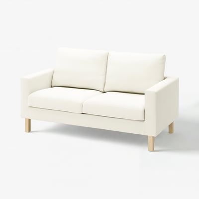 Hvid, moderne loveseat med rene linjer og træben.