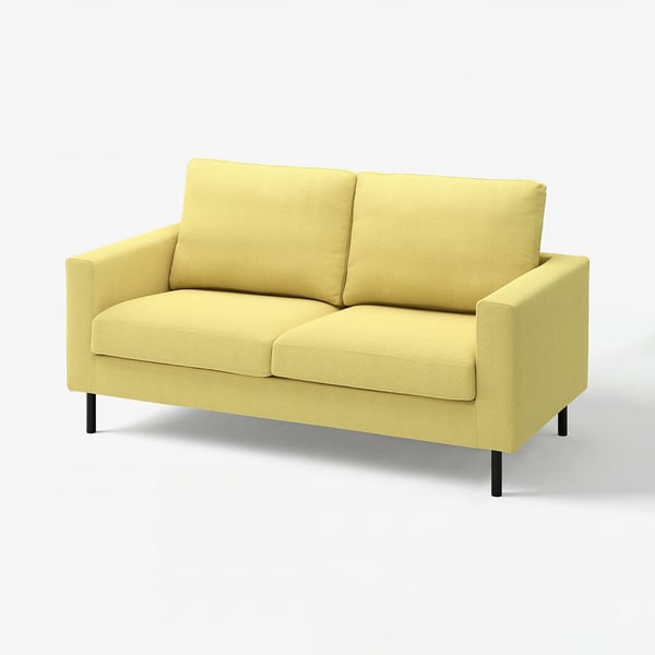 En gul SALTSJÖBADEN-sofa med rene linjer og komfortable puder, der tilbyder moderne siddepladser til små rum.