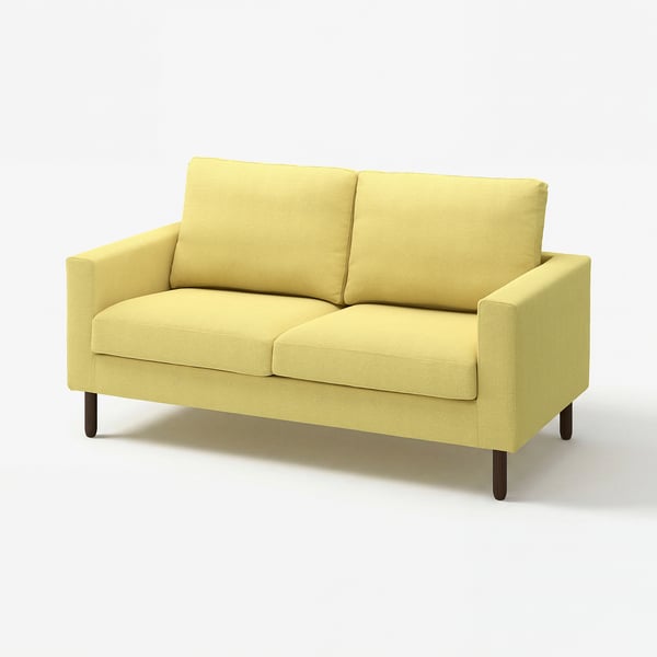 Gul moderne sofa, slankt design, polstret med stof, træben.