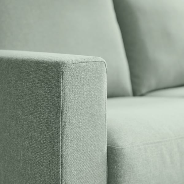 Nærbillede af en blød, højkvalitets sofa med rene linjer og støttende polstring.