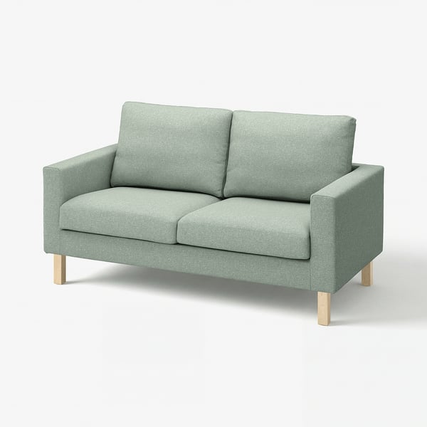En SALTSJÖBADEN-sofa i salviegrøn, betrukket med genbrugt polyester, med solide træben og et rent, moderne design.