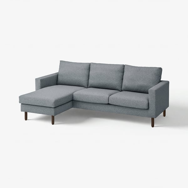 Grå l-formet sofa med slanke ben, bløde puder og aftageligt betræk.