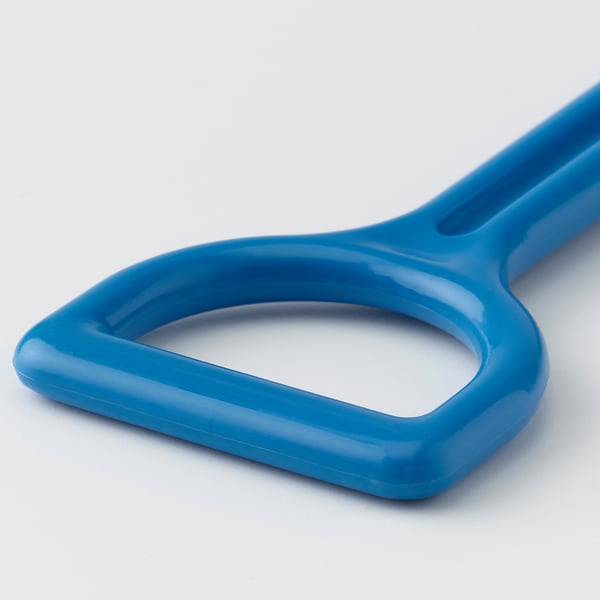 Blåt spadehåndtag i plast. Glat, ergonomisk greb designet til børns komfort og kontrol.