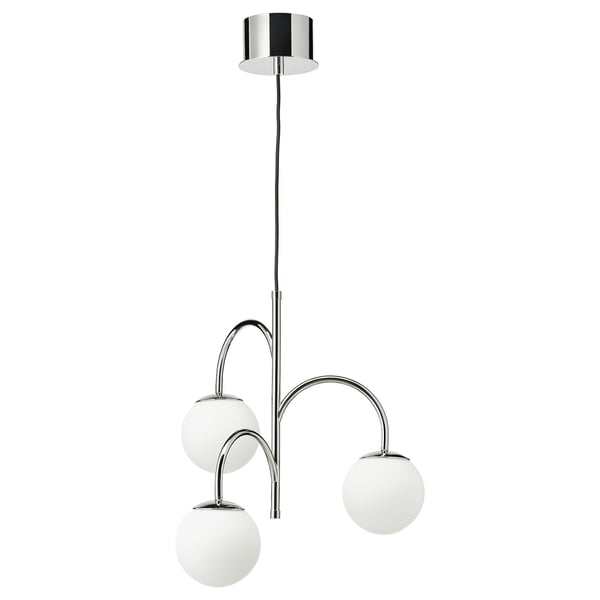 En SIMRISHAMN lampe med tre kromarme og hvide glaskugler. Slankt og moderne design.