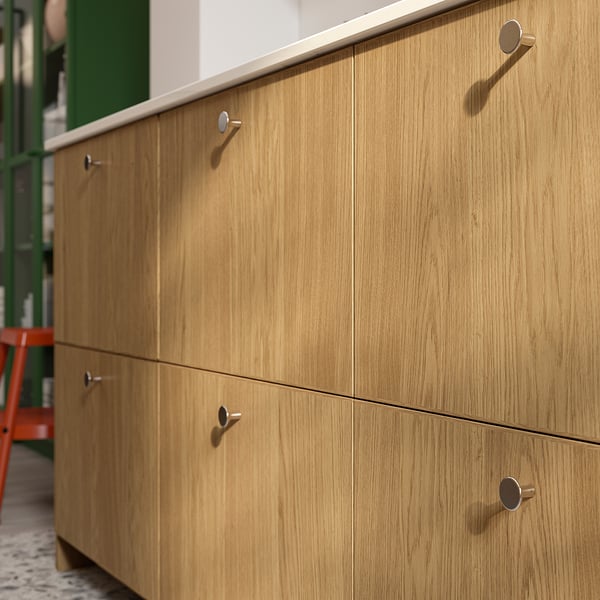 Moderne træskabe. Lysebrun farve, håndtaget trækker. Fire låger, slankt og moderne design.
