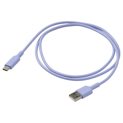 Et lavendelfarvet, fleksibelt usb-kabel ved navn SITTBRUNN. Den har usb-c- og usb-a-stik og er lavet af pvc-fri tpe-plast.