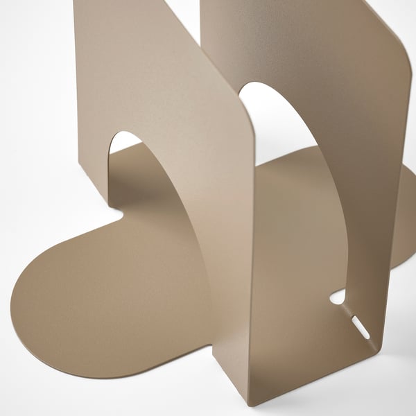 Servietholder i brunt metal, slankt og stilfuldt design, holder servietter pænt.