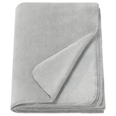 Et foldet lysegråt SLÅNGRÅMAL tæppe lavet af blødt, genanvendt polyester. Den har et glat, ensartet design med syede kanter.