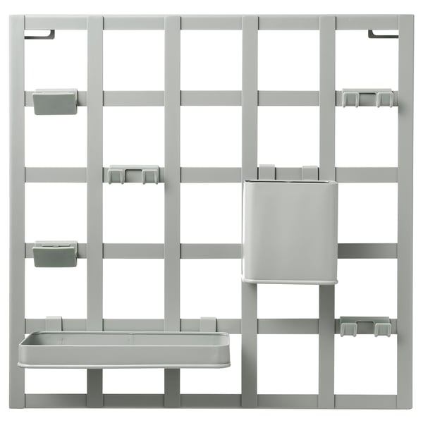 SNICKRA grå organiseringstavle med flere kroge, clips, en hylde og beholder til opbevaring.