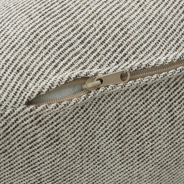 Nærbillede af en blød, tekstureret strikket lynlås, der viser syninger og detaljer af høj kvalitet.