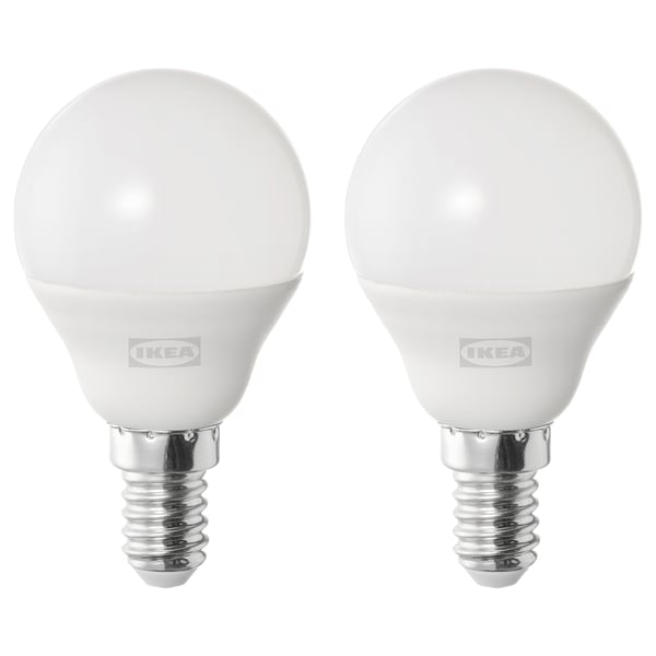 To hvide ikea LED-pærer, kugleformet, køligt hvidt lys, står på metalliske baser.