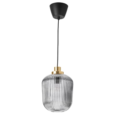 Moderne pendellampe, sort og guld, ribbet glasskærm, hænger i sort ledning.