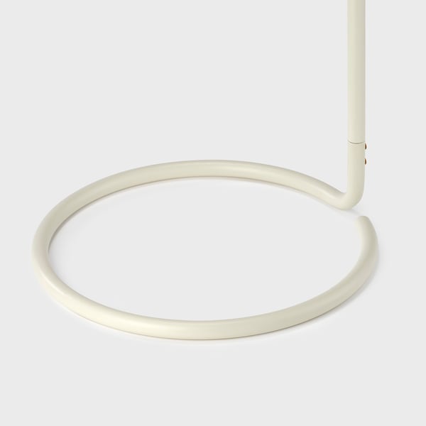 Slank hvid moderne gulvlampe med buet fod. Design af høj kvalitet, minimalistisk æstetik.