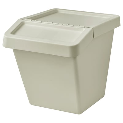 En hvid SORTERA affaldsspand med låg, lavet af genbrugsplast, firkantet, med et foldbart lågdesign for nem adgang.