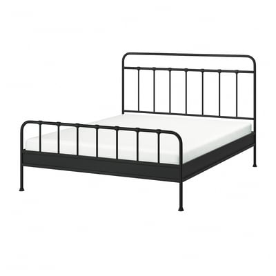 En sort STJÄRNÖ seng med buet hovedgærde og fodgærde, lavet af pulverlakeret metal. Den har et enkelt, klassisk og elegant design.