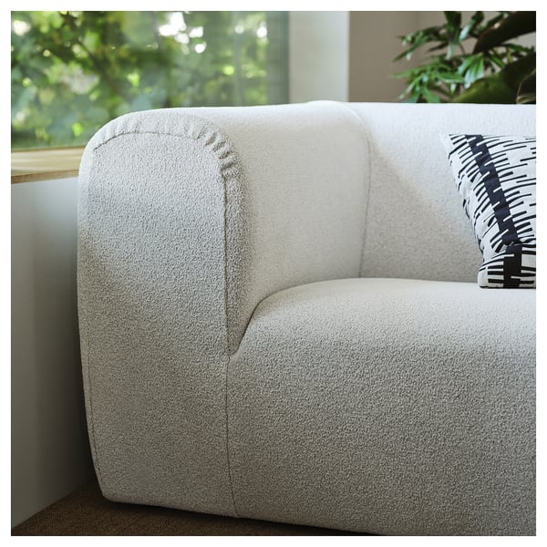 Moderne hvid stofsofa, overdådig og indbydende, der viser kvalitetsdesign og komfort.