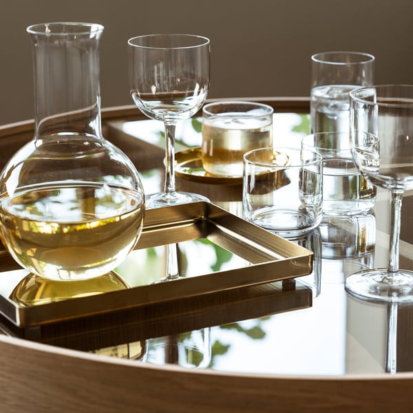 En glaskaraffel og flere vinglas på en bakke, ideel til servering af vin eller vand, en del af STOCKHOLM 2025-kollektionen.