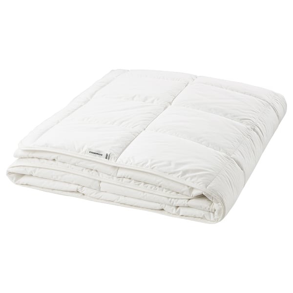 Hvid STRANDMOLKE dyne, foldet, letvægts, bomuld og genanvendt polyester.