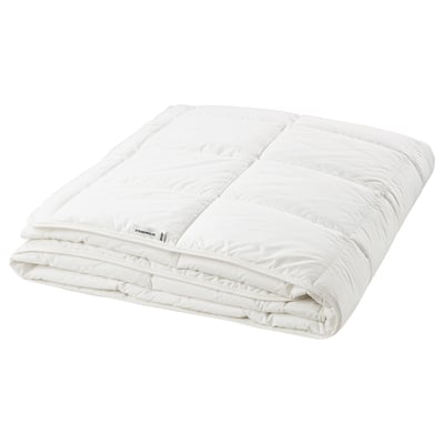 Hvid STRANDMOLKE dyne, foldet, letvægts, bomuld og genanvendt polyester.