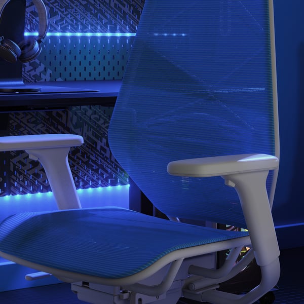 Moderne hvid gamingstol med blå led-lys i et slankt, ergonomisk design. Justerbare armlæn og et højt ryglæn for optimal komfort.