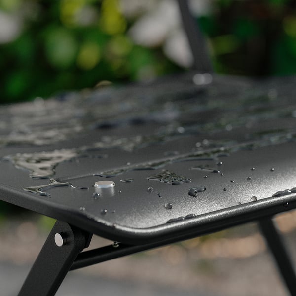 SUNDSÖ sort metalbordplade med vanddråber, udendørs.
