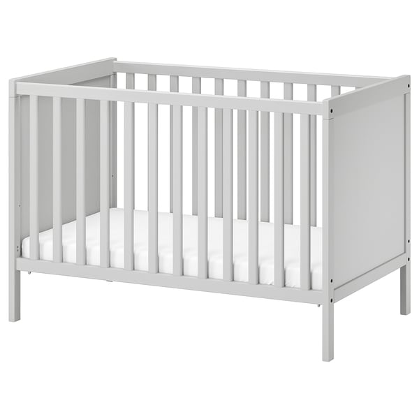 Hvid ikea SUNDVIK barneseng med lamelsider og bund, i minimalistisk moderne design.