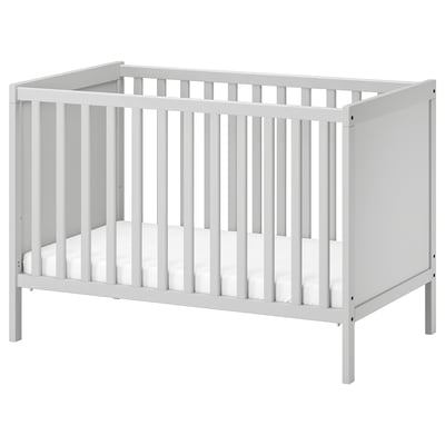 Hvid ikea SUNDVIK barneseng med lamelsider og bund, i minimalistisk moderne design.