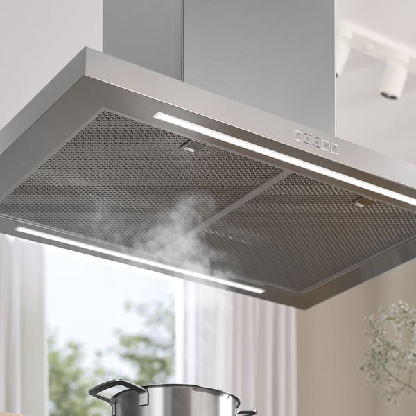 Moderne loftmonteret emhætte i rustfrit stål med LED-lys for effektiv køkkenventilation.