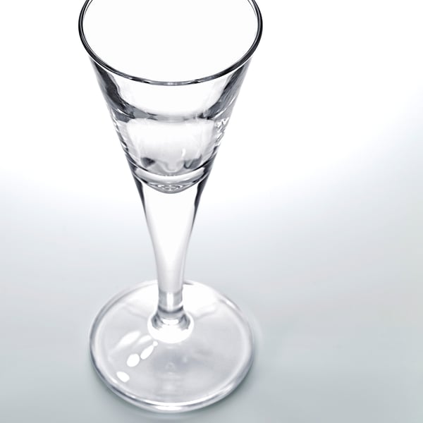 Klart glas snapser glas på en almindelig overflade, petite og elegant design.