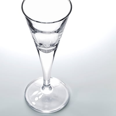 Klart glas snapser glas på en almindelig overflade, petite og elegant design.