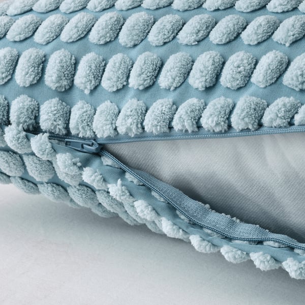 Lyseblåt blødt pudebetræk med et fluffy, tekstureret mønster. En lynlås for nem vask. Fremstillet af genanvendt polyester.