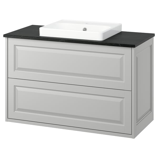 TÄNNFORSEN hvid badeværelsesvask, lysegråt træ, rektangulære skuffer, sort bordplade, rent, moderne design.