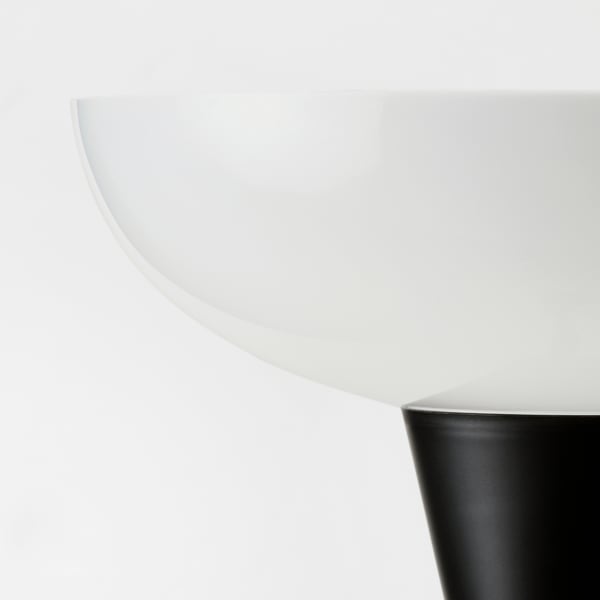 Moderne hvid gulvlampe med slankt design, opbelysning til diffus rumbelysning.