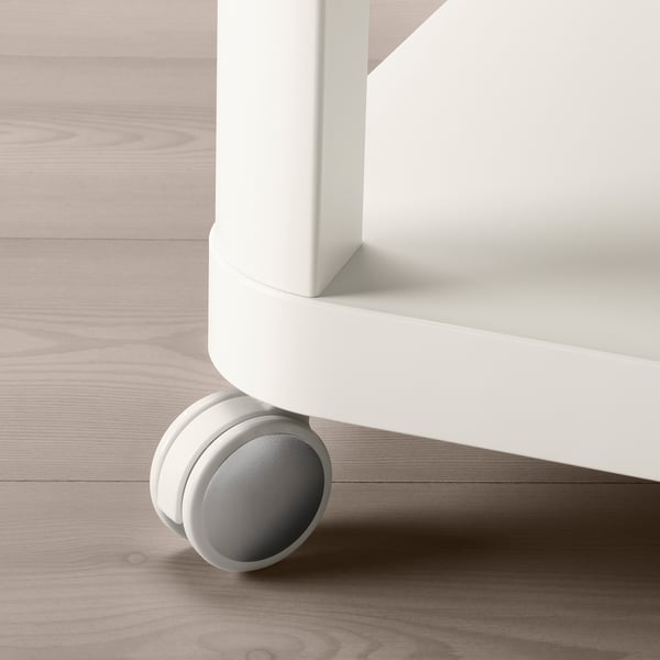 Moderne hvid rullevogn med glatte grå hjul på lyst trægulv.