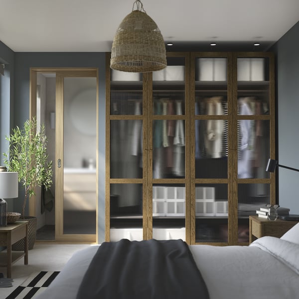Moderne soveværelse med TONSTAD garderobeskab, mørkegrå vægge, hvid seng, pendel, glasdøre, plante, lampe
